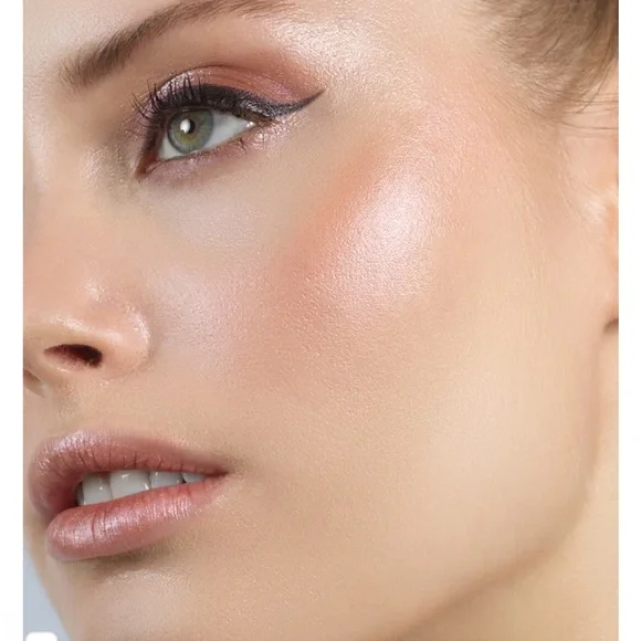 Stila HEAVEN'S HUE HIGHLIGHTER in Kitten - Picture 4 of 6